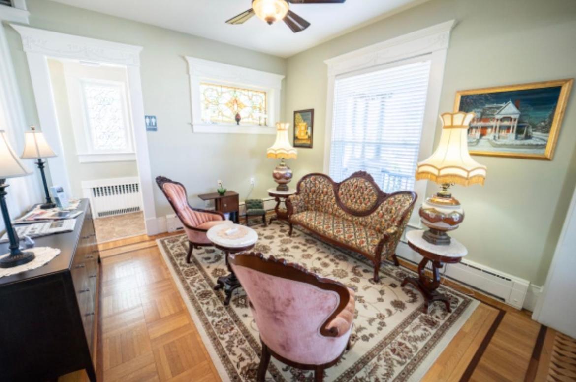 The Victorian Guesthouse Delphos Bagian luar foto