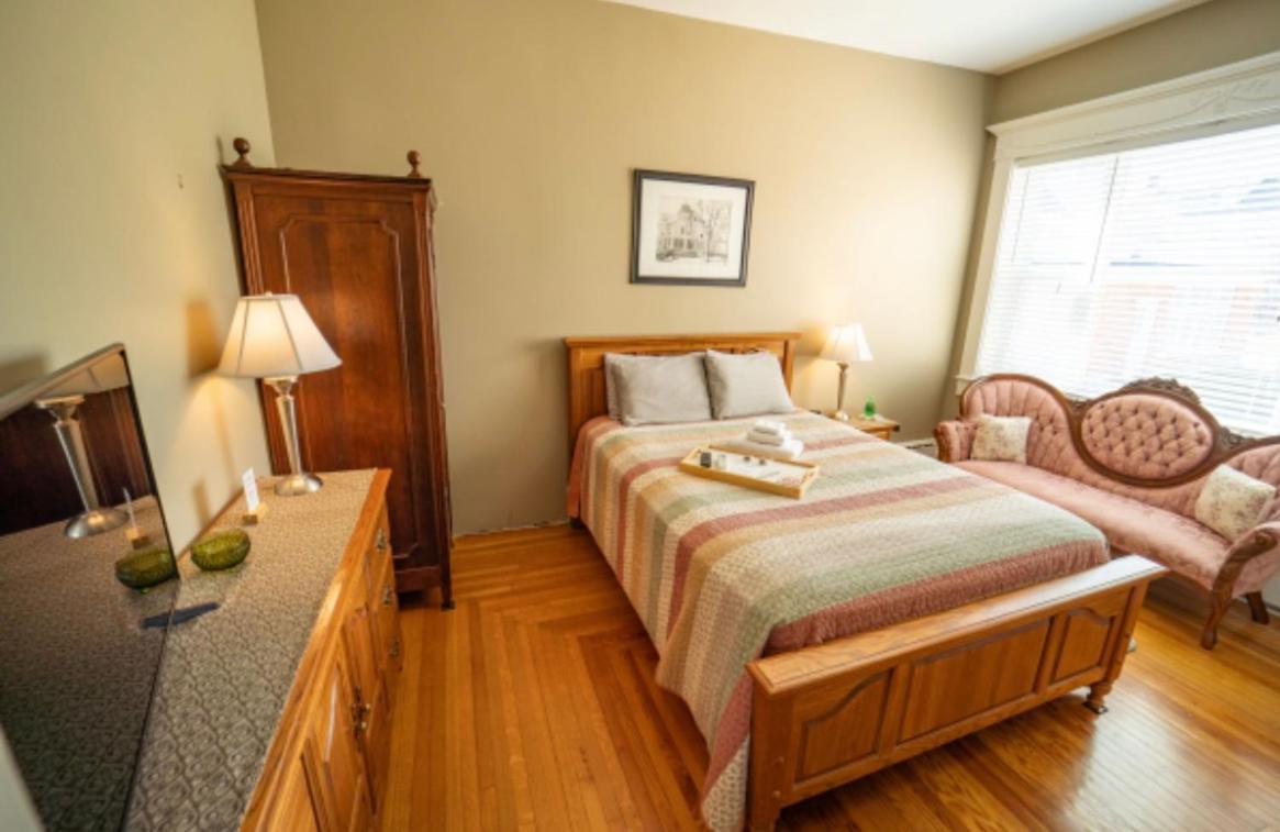 The Victorian Guesthouse Delphos Ruang foto